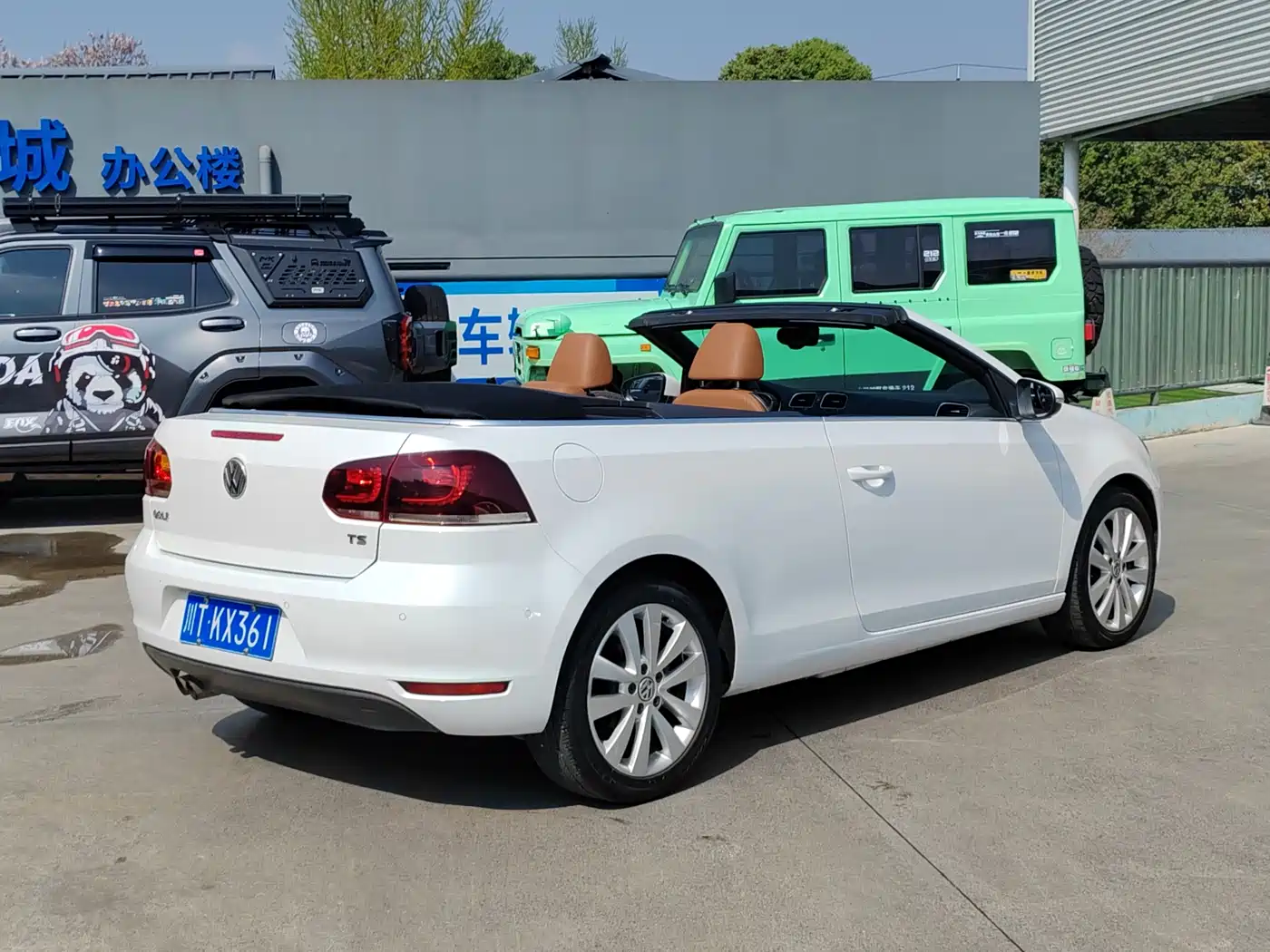 Volkswagen Golf (Import) 2012 1.4TSI Luxury Convertible Edition фото 9