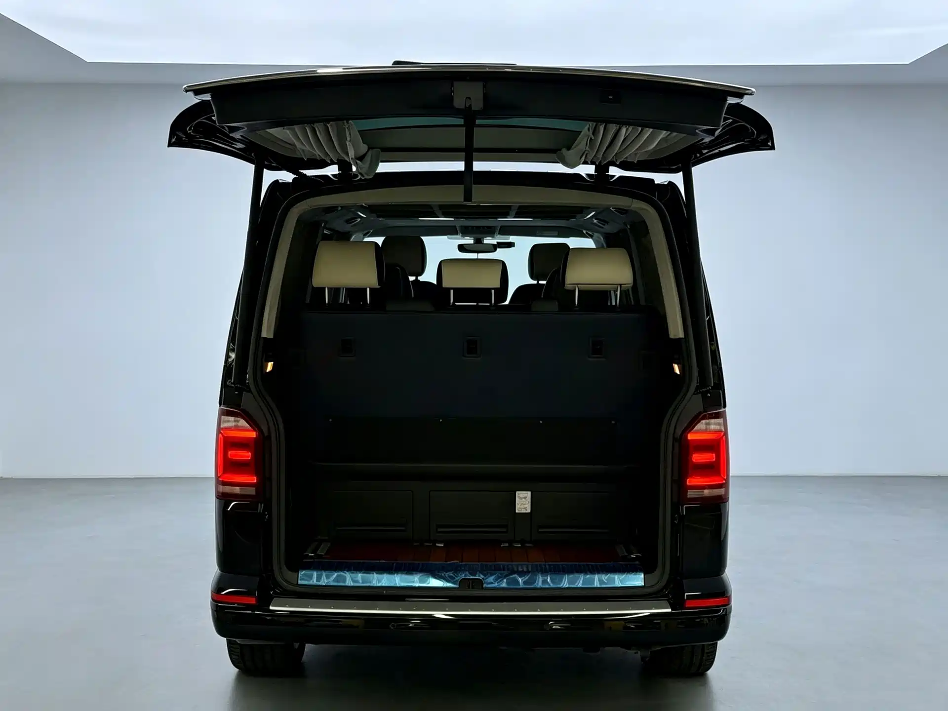Фото 18 - Volkswagen Multivan