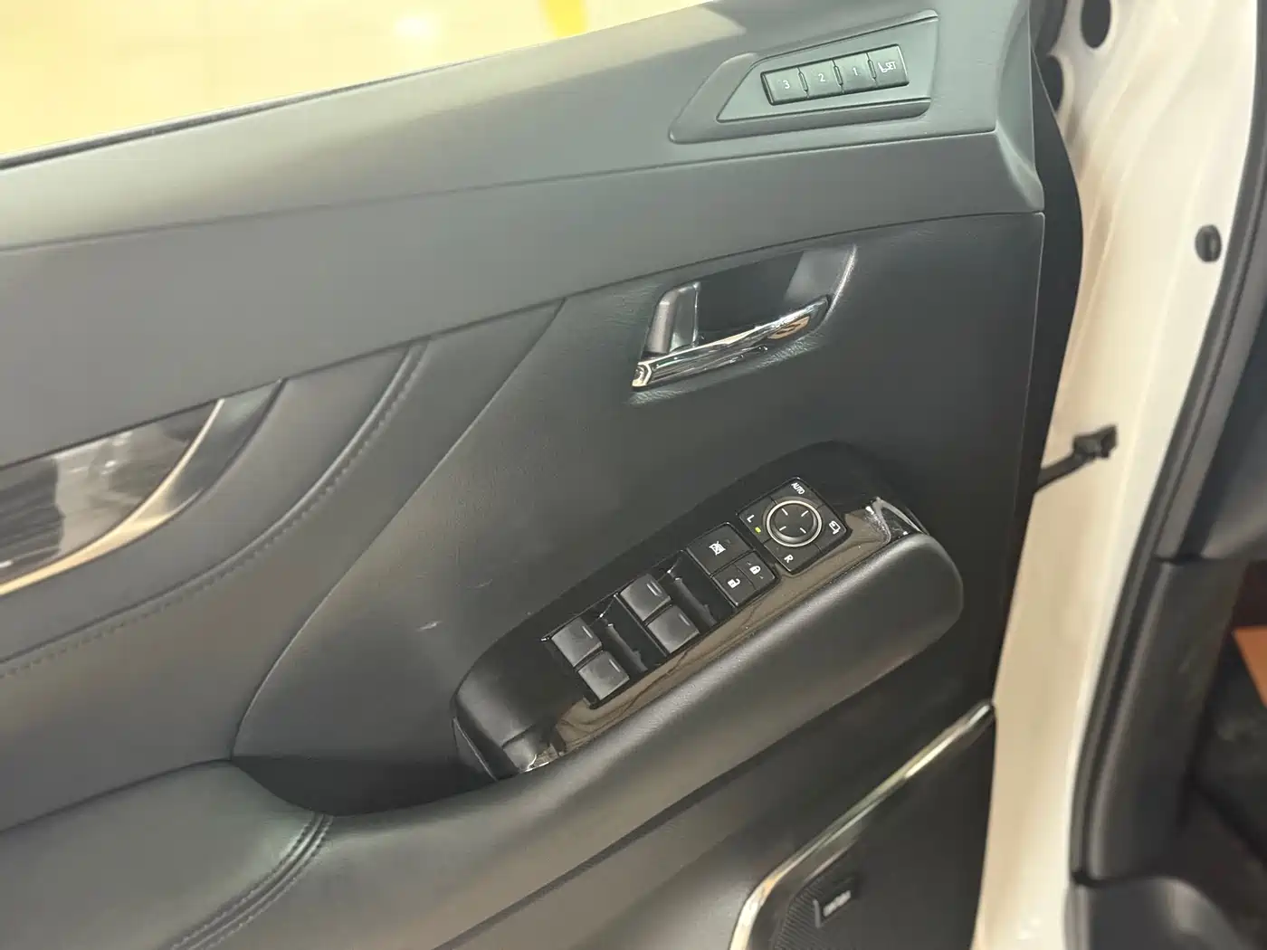 Lexus LM 2020 300h Seven-Seater Elegance Edition фото 7