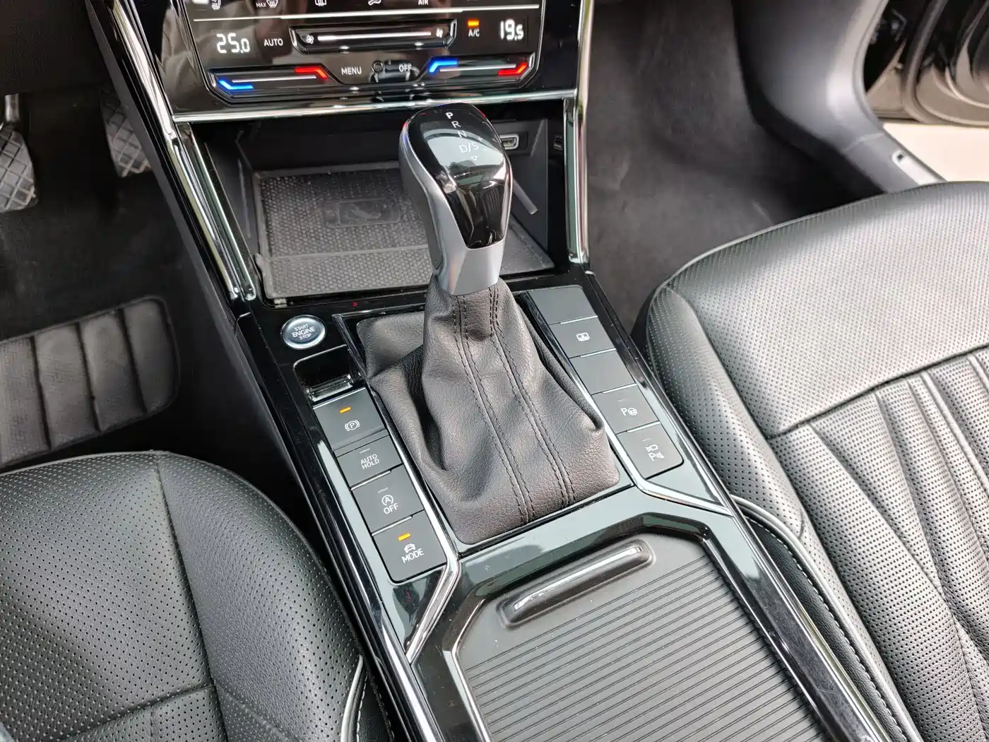 Volkswagen Passat 2022 380TSI Flagship Edition фото 15