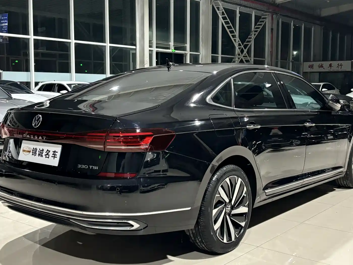 Volkswagen Passat 2022 330TSI Starlight Luxury Edition фото 4