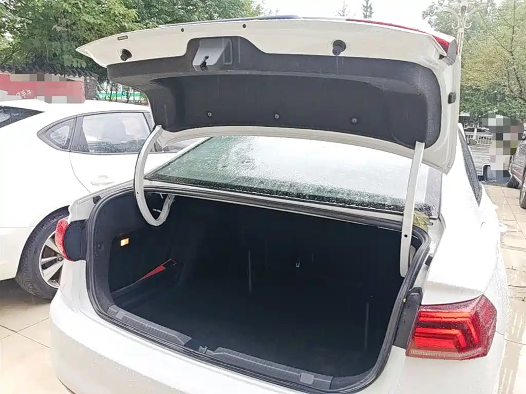 VOLKSWAGEN BORA