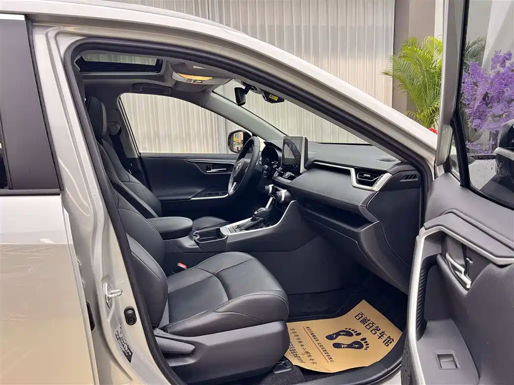 Toyota Wildlander 2020 Hybrid 2.5L E-CVT FWD Premium Edition фото 13