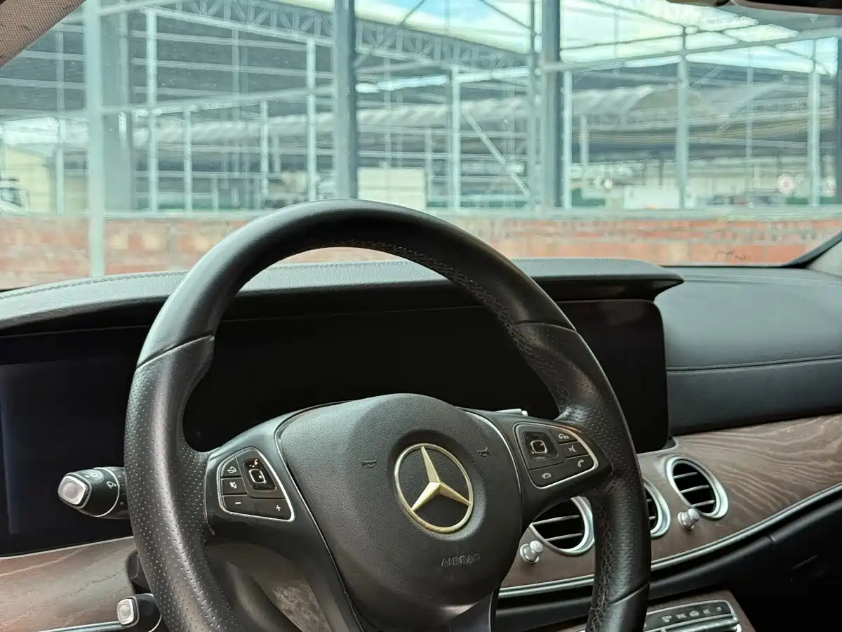 Фото 20 - Mercedes-Benz E-Class