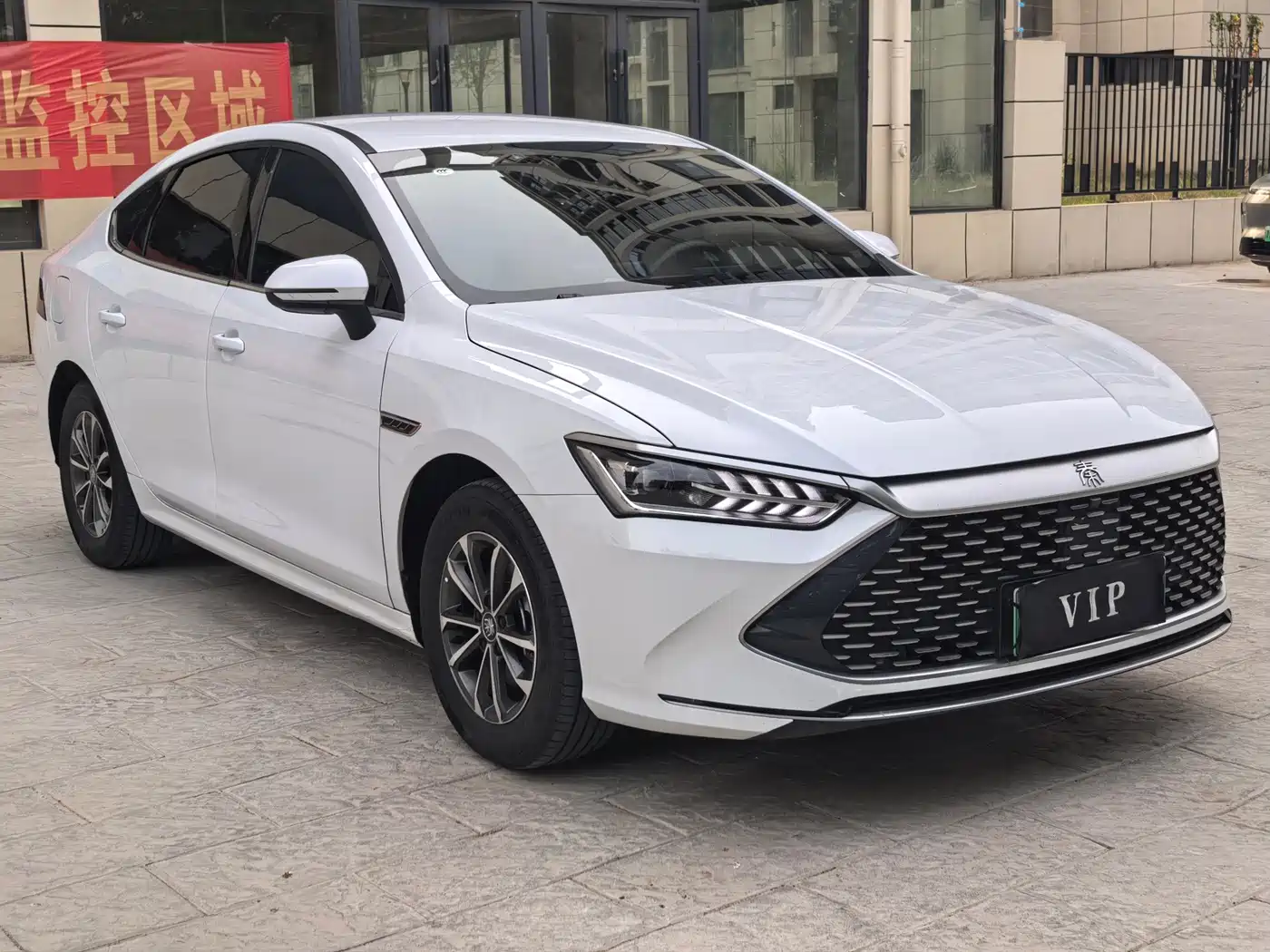BYD Qin PLUS 2024 Glory Edition DM-i 55KM Leading фото 3