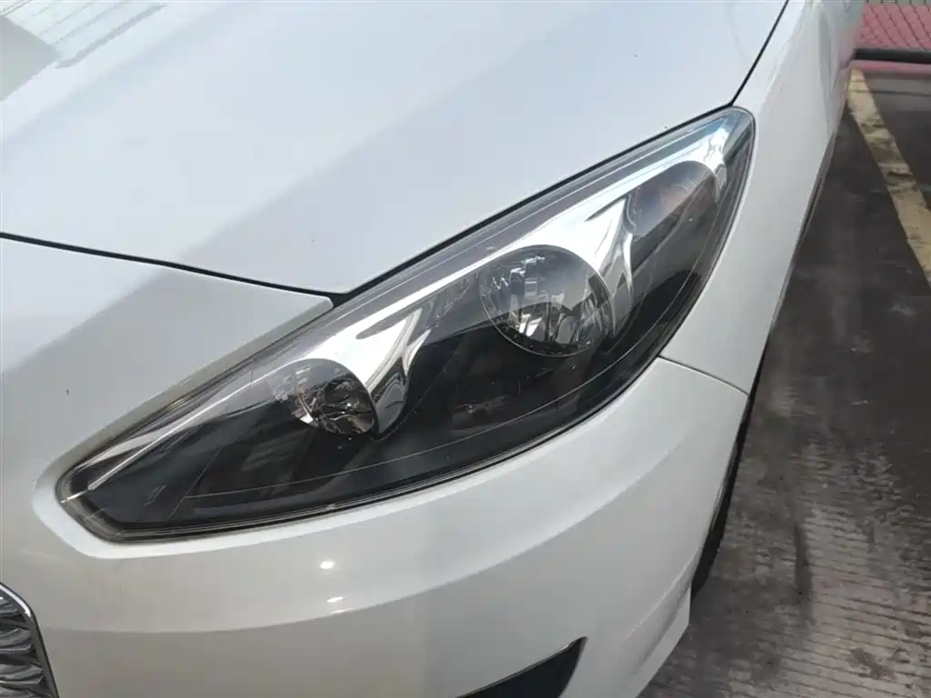 Peugeot 308 2014 Model Joy Edition Classic 1.6L Manual Superior Style фото 24
