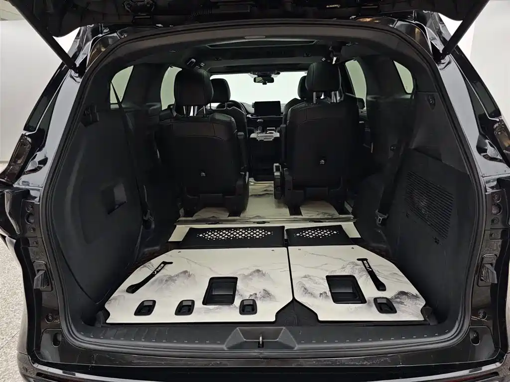 Toyota Granvia 2024 2.5L Hybrid Luxury фото 16