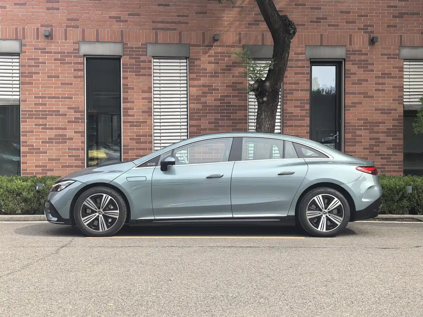 Mercedes-Benz EQE 2025 Model 500 4MATIC Luxury Edition фото 2