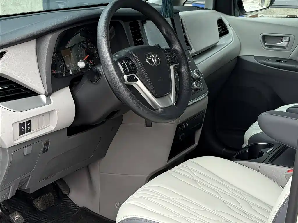 Toyota Sienna 2015 3.5L 4WD L фото 4