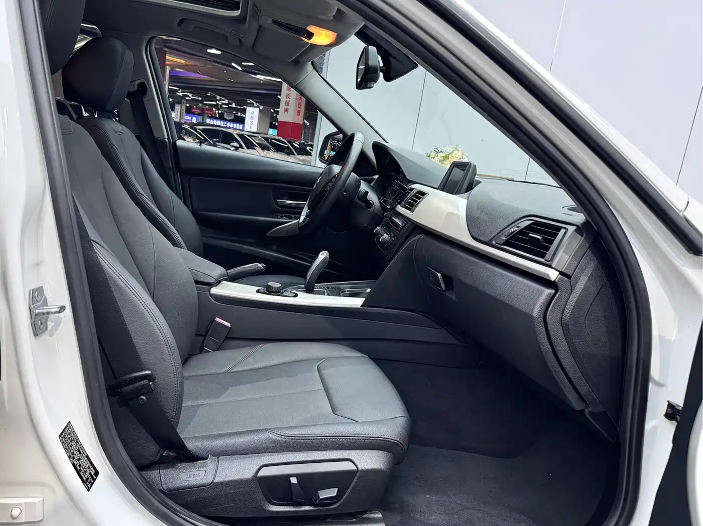 BMW 3 Series 2015 316i Progressive фото 14