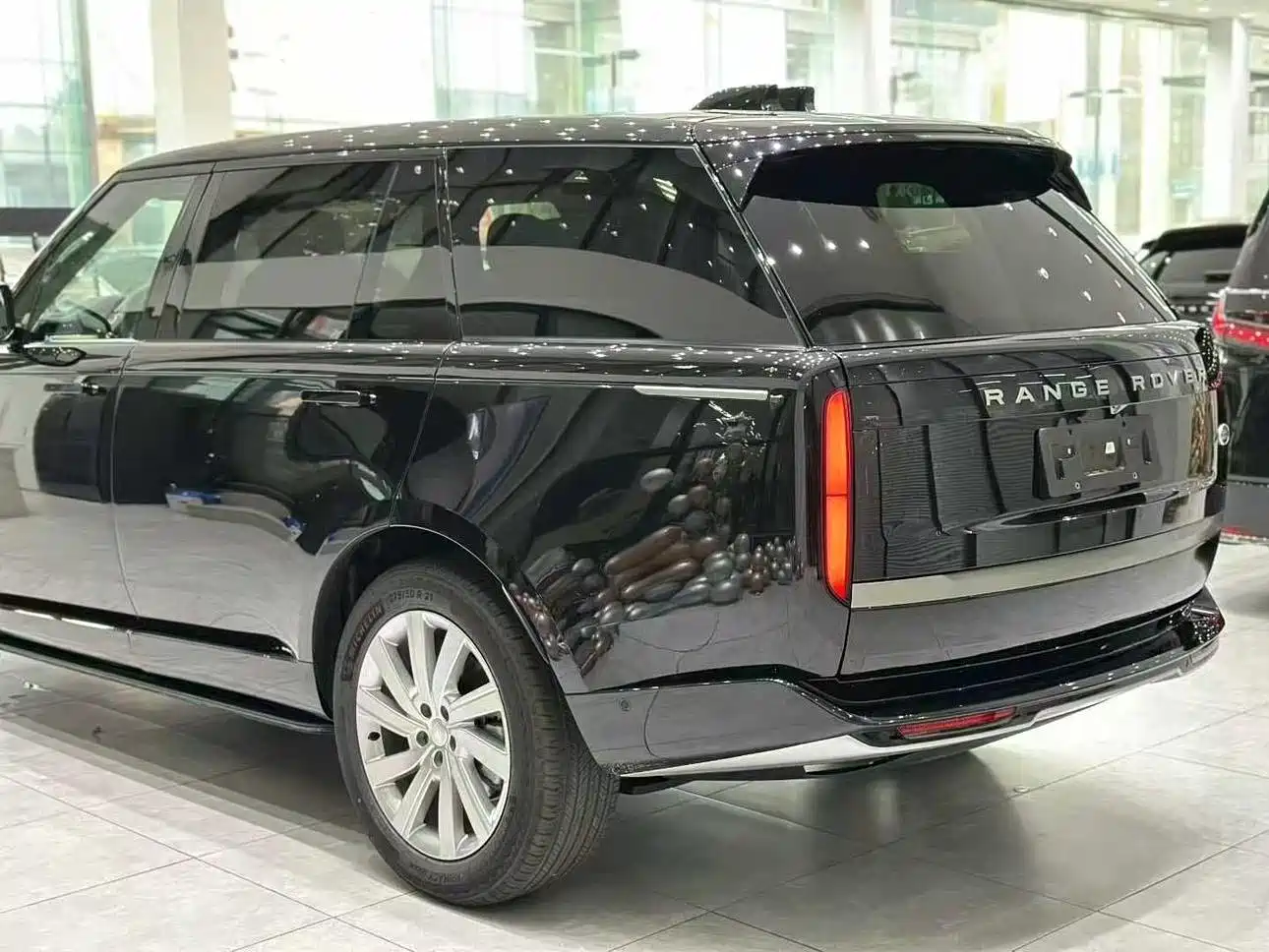 Land Rover Range Rover 2026 Model 3.0 L6 400PS SE Long Wheelbase Version фото 9