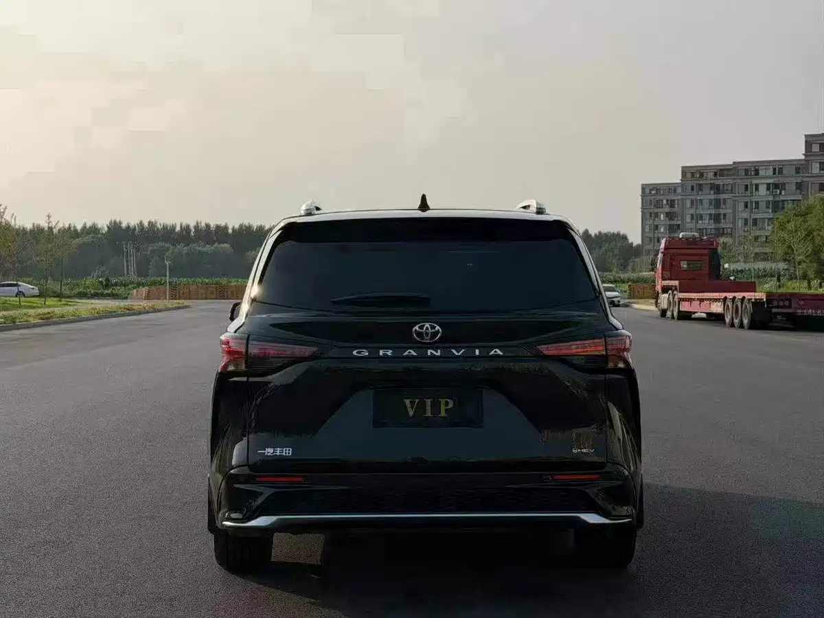 Photo 8 - Toyota Granvia