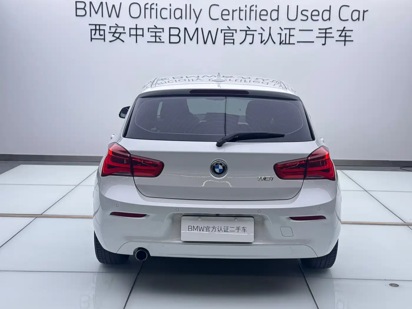 BMW 1 Series (Import) 2018 118i Leading фото 4