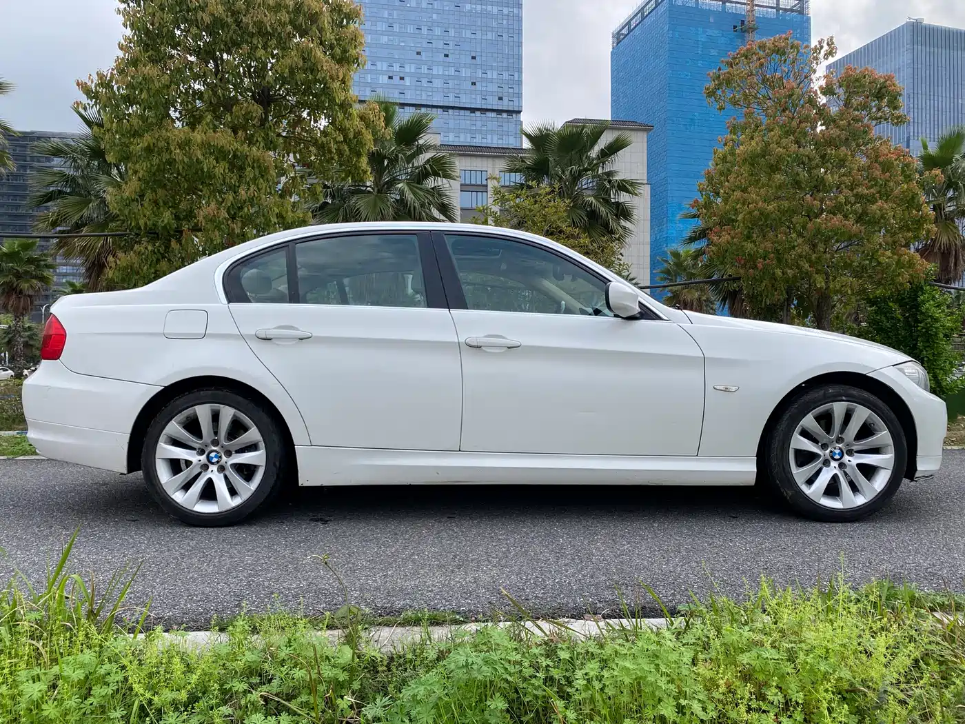 BMW 3 Series 2011 320i Luxury фото 5