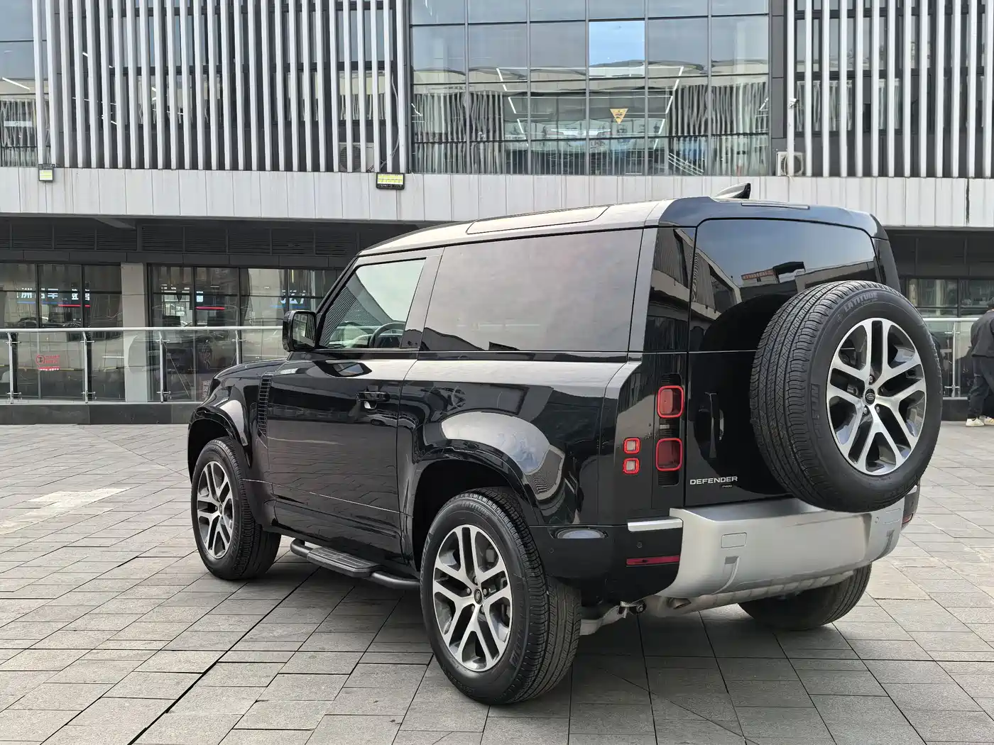 Land Rover Defender 2023 Facelift 90 3.0T P400 XS фото 15