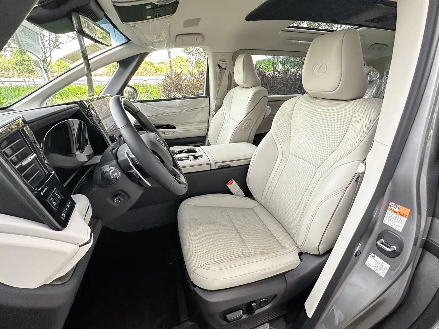 Lexus LM 2025 Model 500h Six-Seater Prestige Edition фото 12