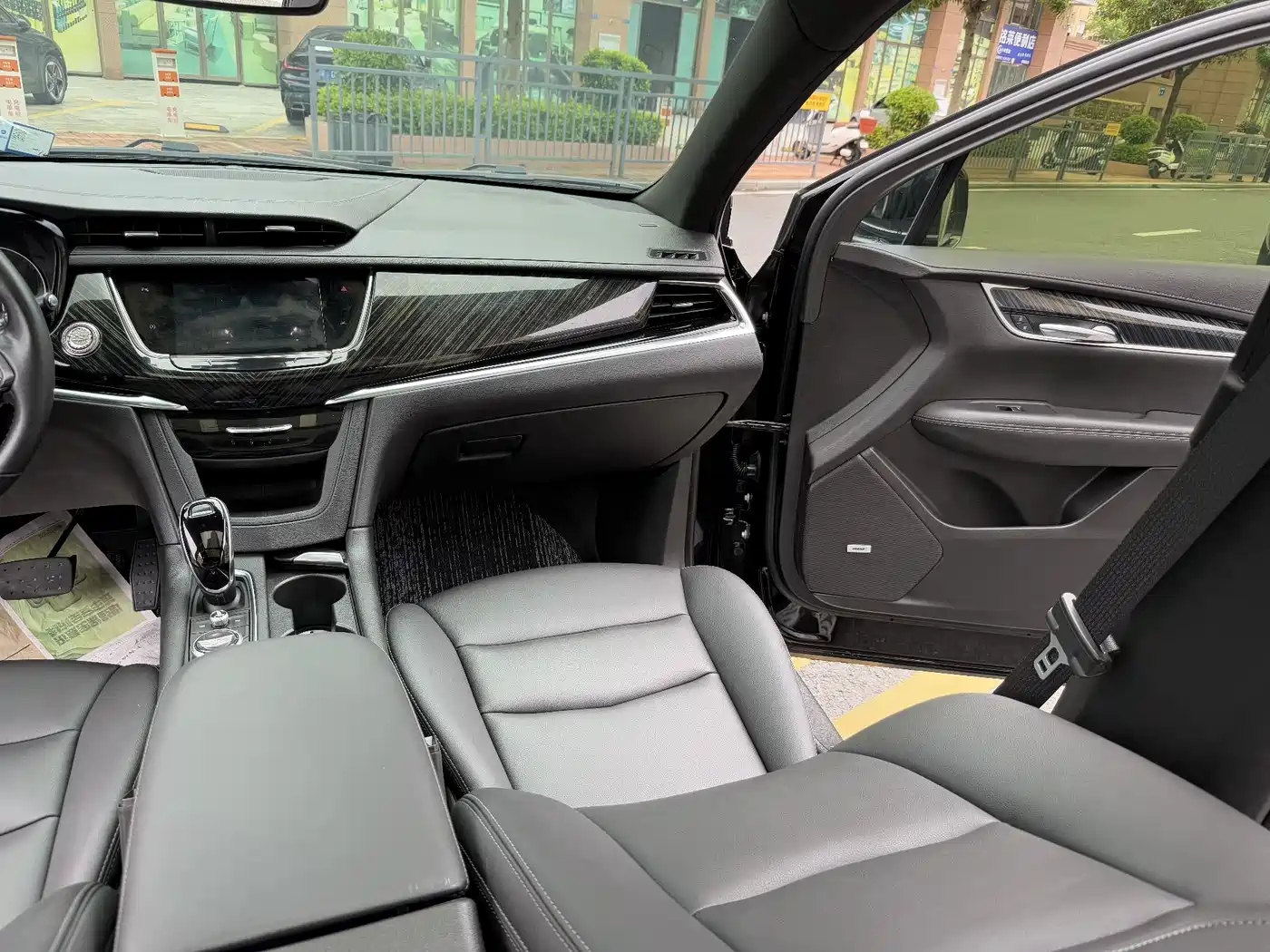 Photo 33 - Cadillac XT6