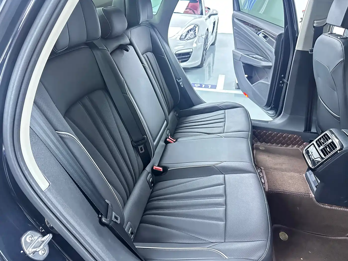 Volkswagen Passat 2024 380TSI Luxury фото 14