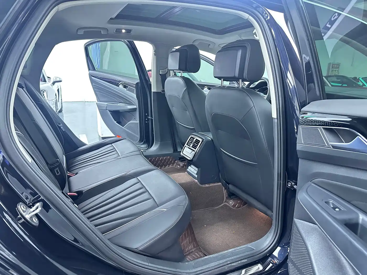 Volkswagen Passat 2024 380TSI Luxury фото 13