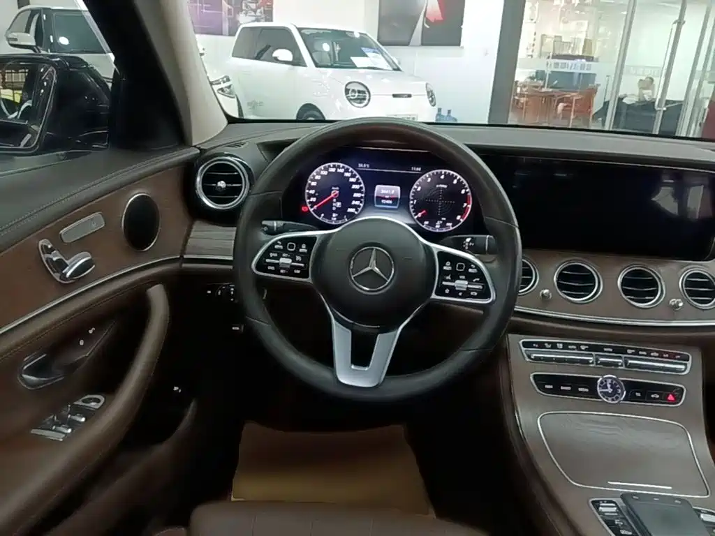 Фото 11 - Mercedes-Benz E-Class