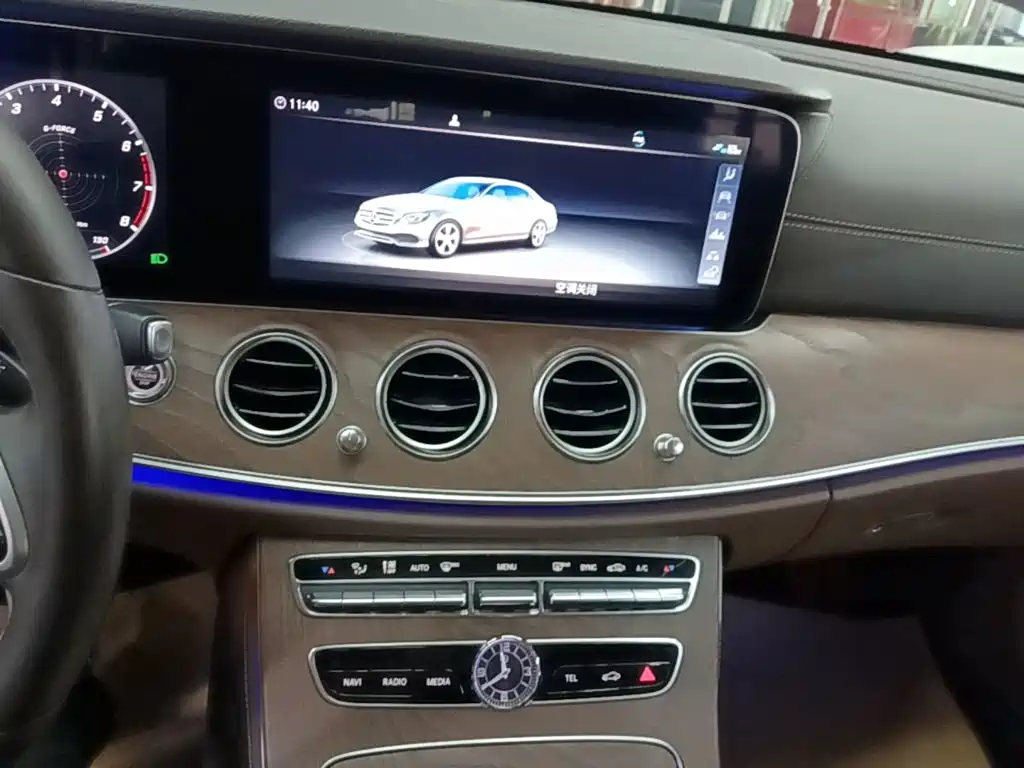 Фото 13 - Mercedes-Benz E-Class
