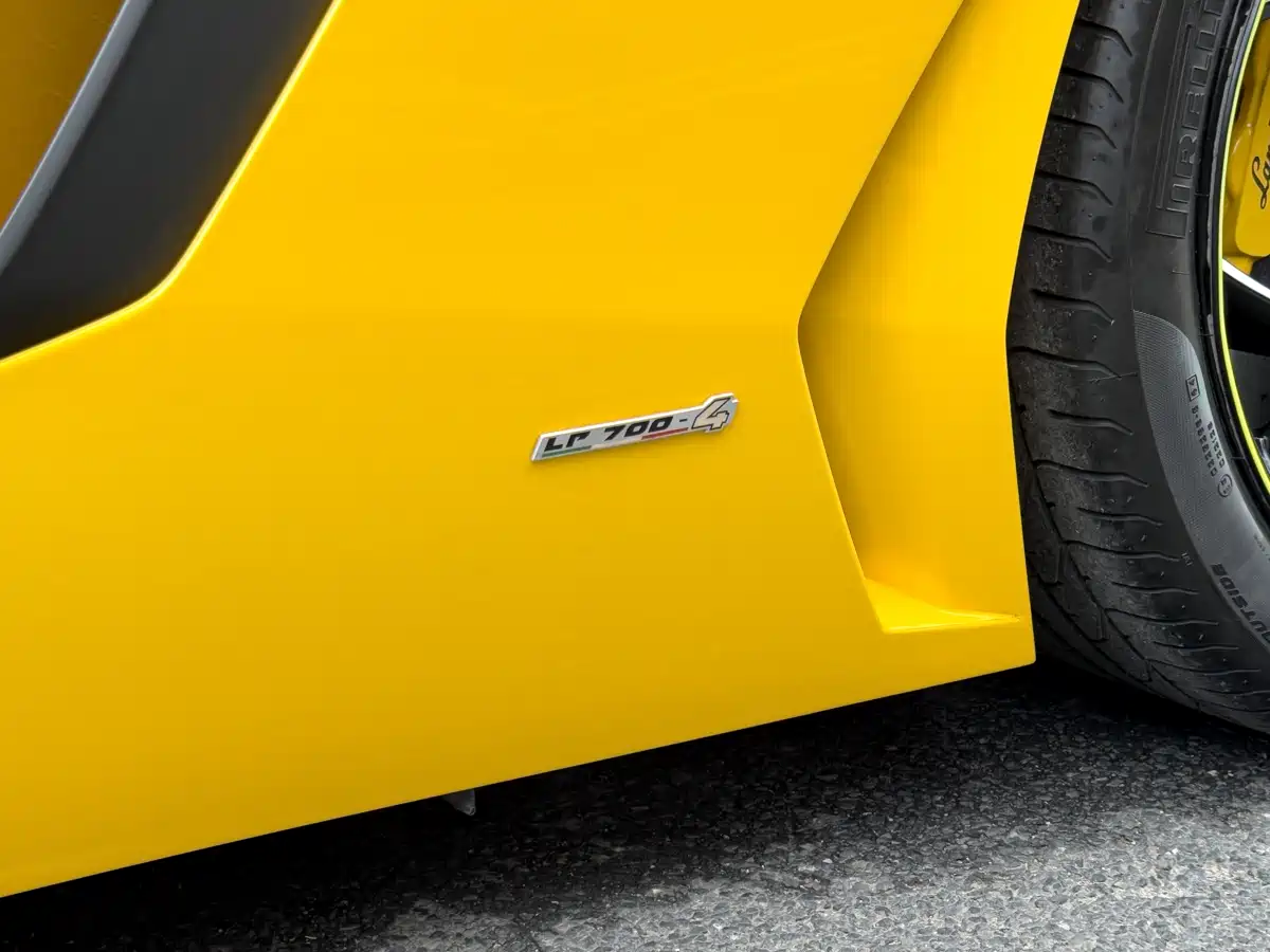 LAMBORGHINI AVENTADOR