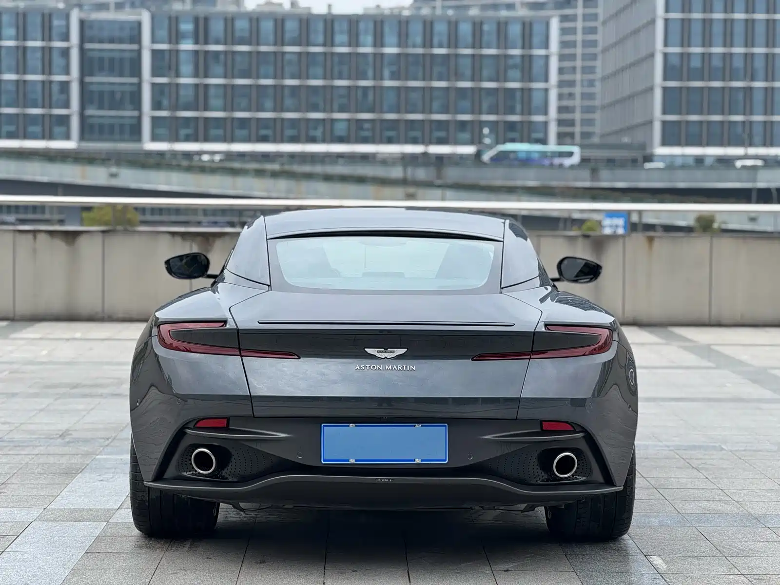 Фото 6 - Aston Martin DB11