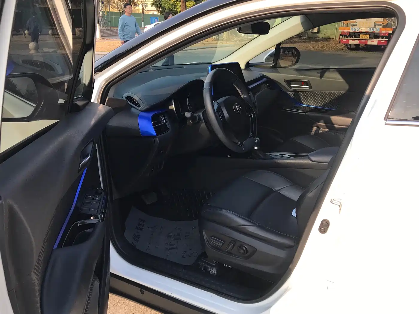 Toyota C-HR 2021 2.0L Luxury Edition фото 11