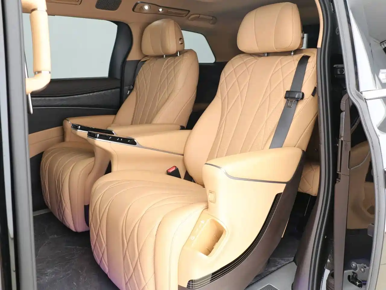 Denza D9 2026 2025 DM-i Smart Drive Edition 1020 AWD Premium