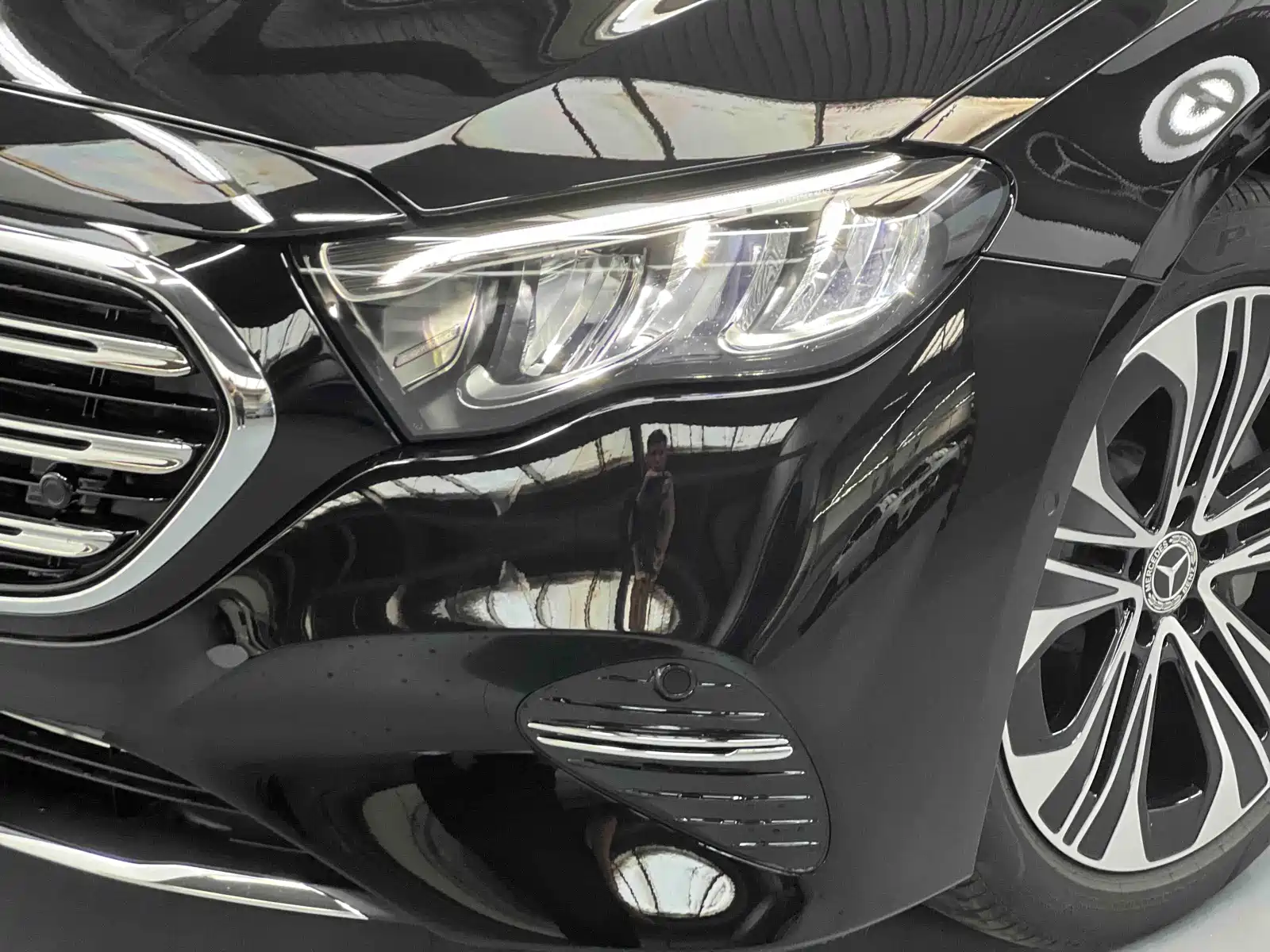 صورة 3 - Mercedes-Benz E-Class