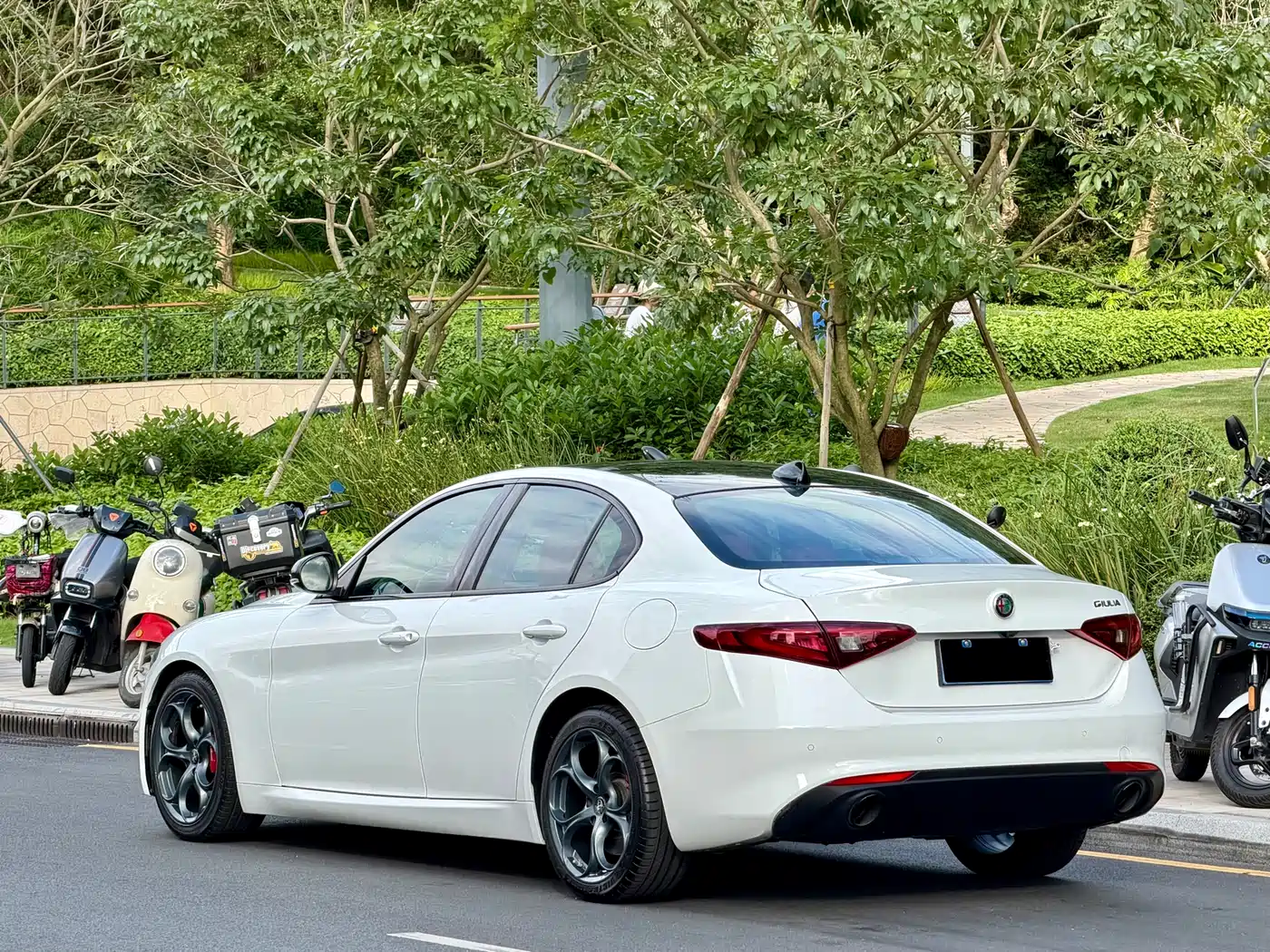 Alfa Romeo Giulia 2019 2.0T 280HP Black Package Limited Edition фото 4