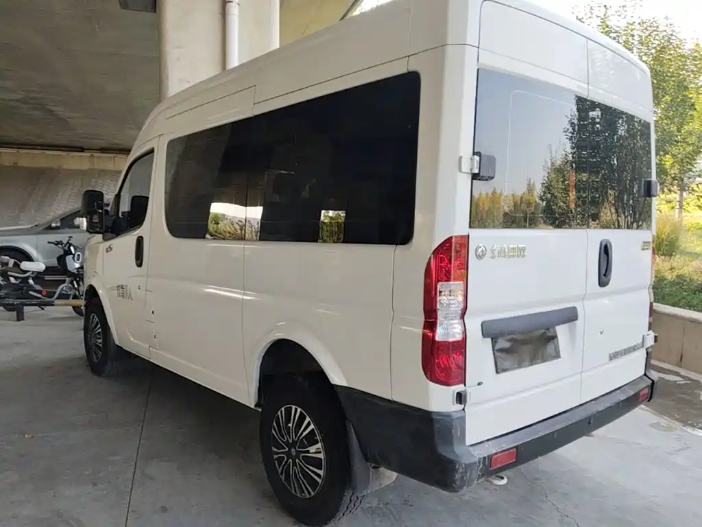 Dongfeng Yufeng Yufeng 2024 2023 V9+ 2.0T Manual FWD Multi-purpose Short Wheelbase Medium Roof 5/6 Seater