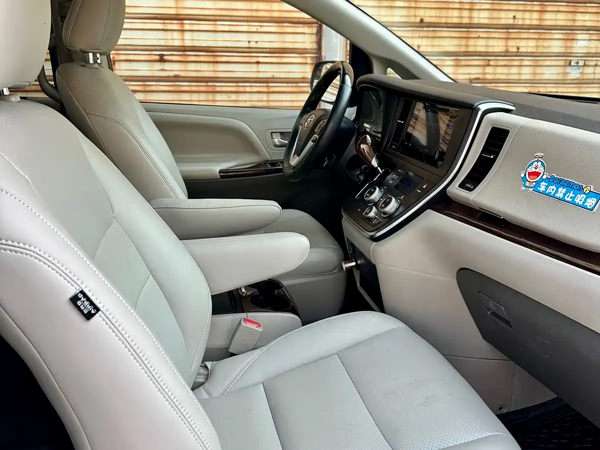 Photo 11 - Toyota Sienna