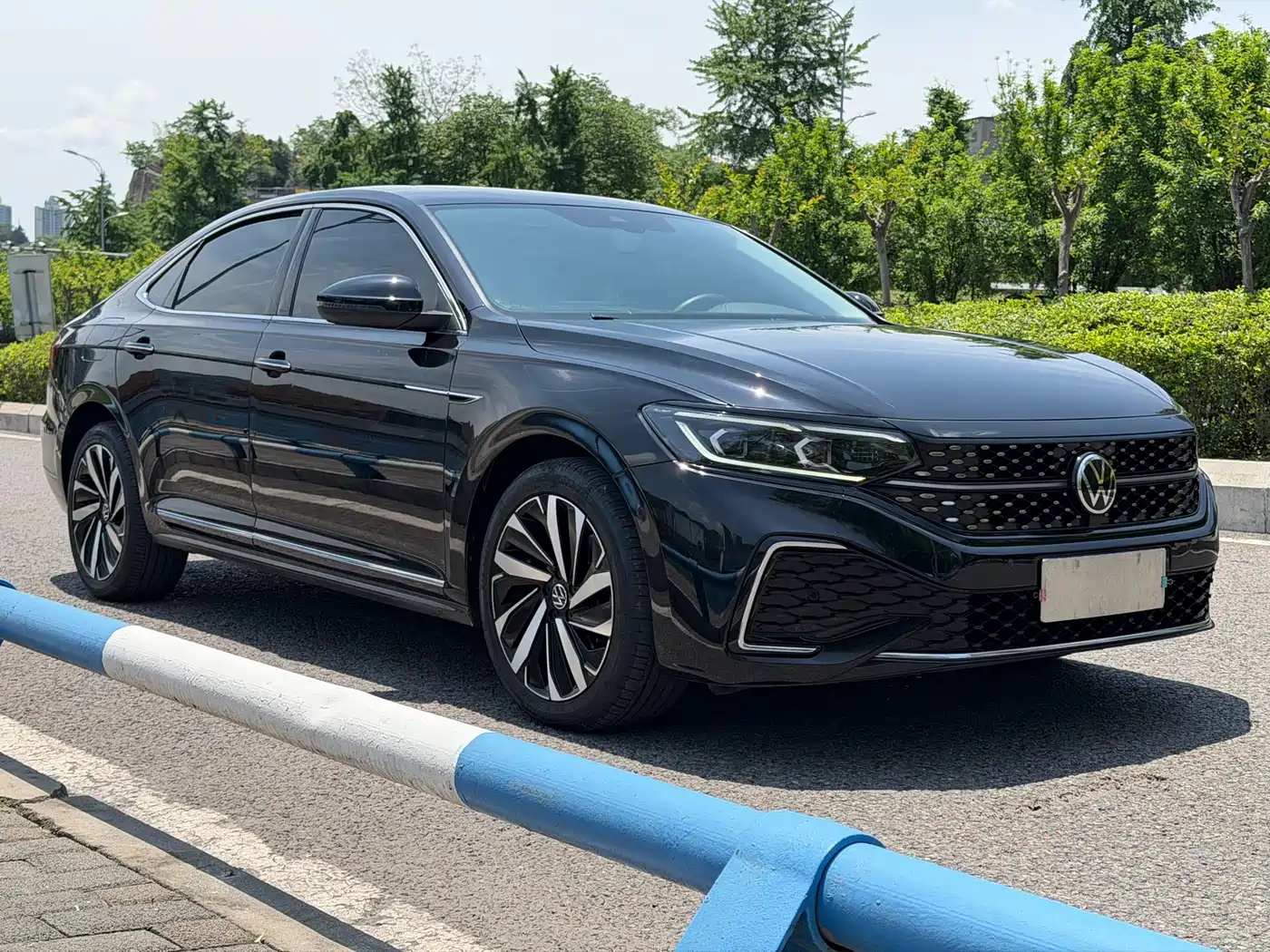 Volkswagen Passat 2022 330TSI Starlight Luxury Edition фото 3