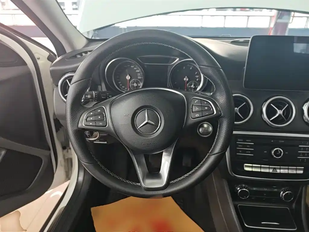 Mercedes-Benz GLA 2017 GLA 200 Dynamic фото 11