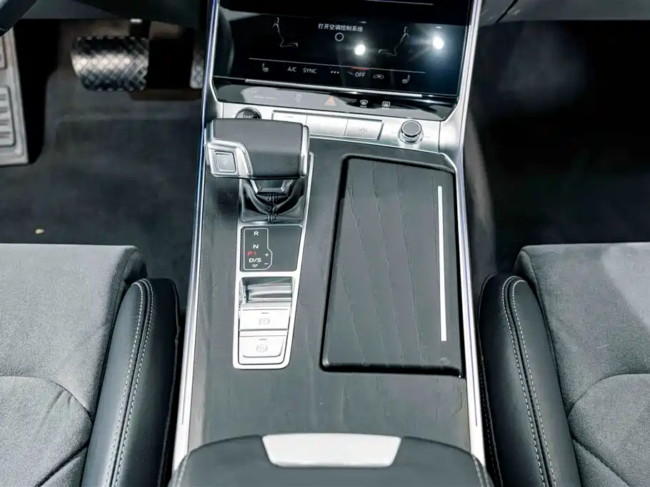 Фото 13 - Audi A6L