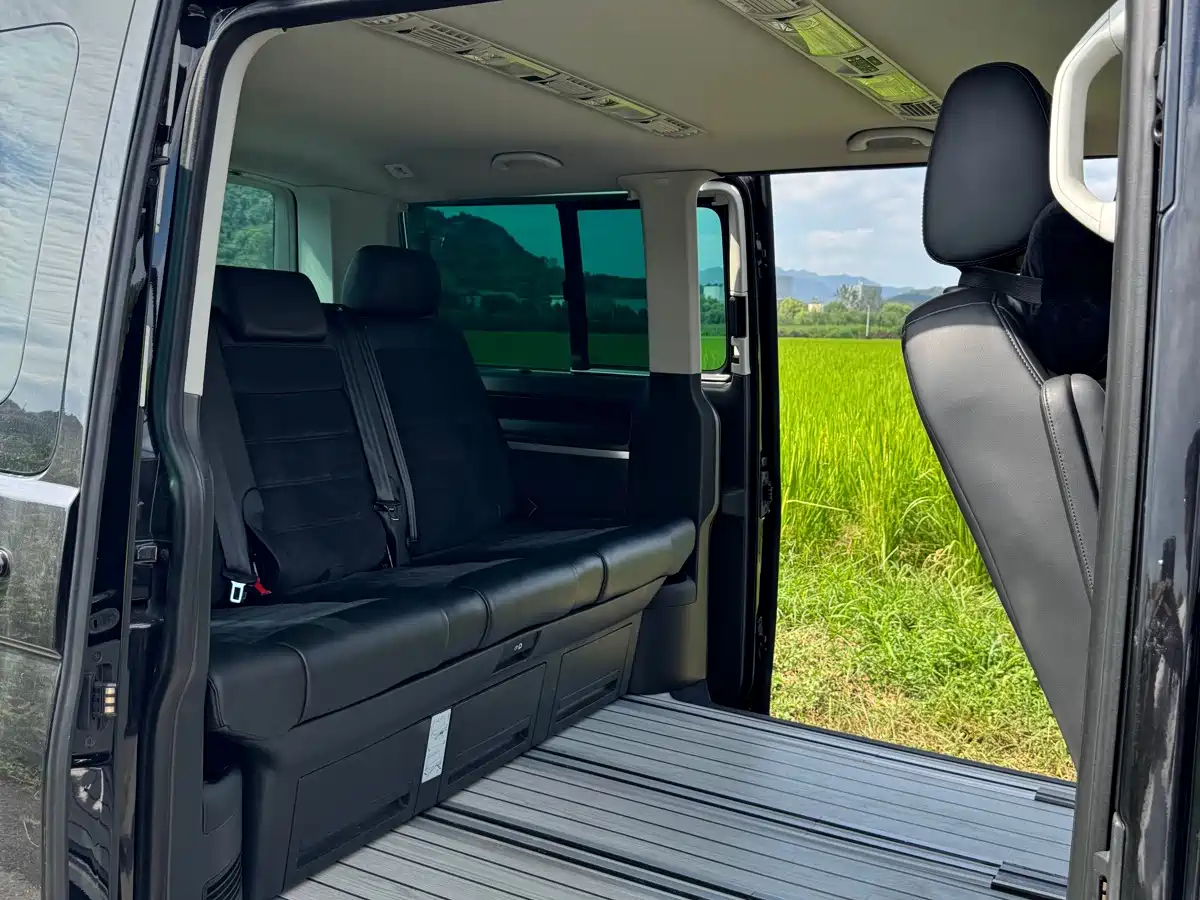 Photo 8 - Volkswagen Multivan