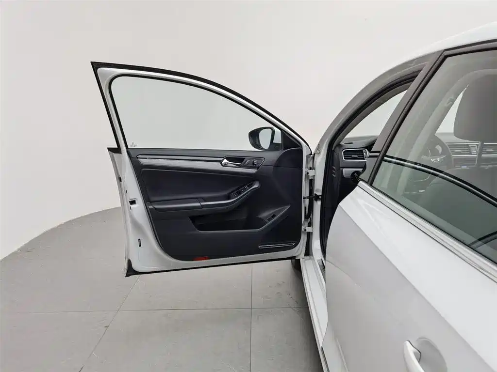 Volkswagen Sagitar 2017 1.6L Manual Comfort фото 8