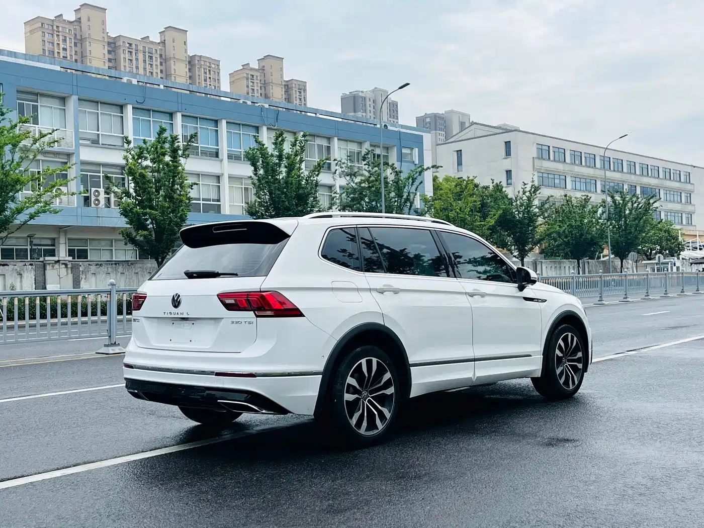 Volkswagen Tiguan L 2021 330TSI Automatic 2WD R-Line Premium фото 7