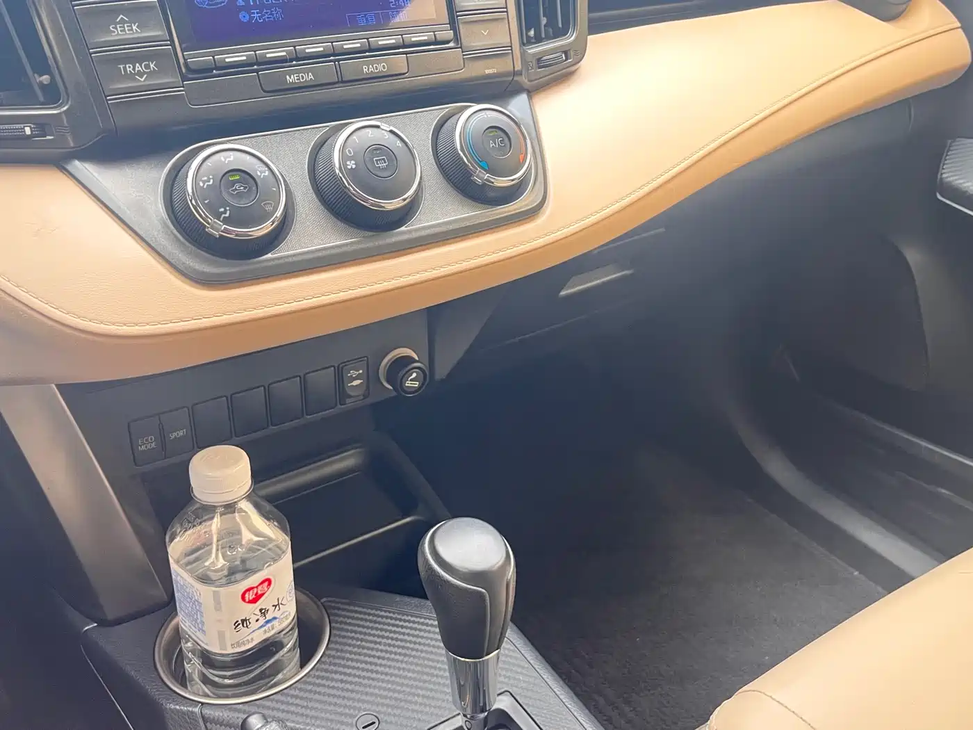 Toyota RAV4 Rongfang 2015 2.0L CVT 2WD Urban Edition фото 16