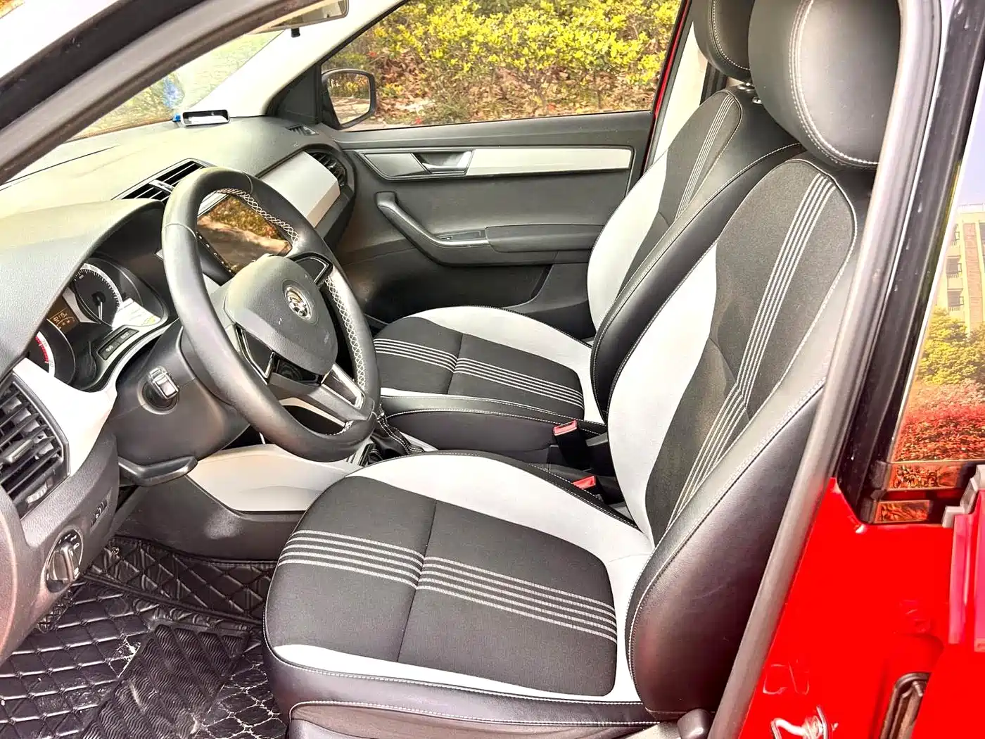 Škoda Fabia 2015 1.6L Automatic Sport фото 8