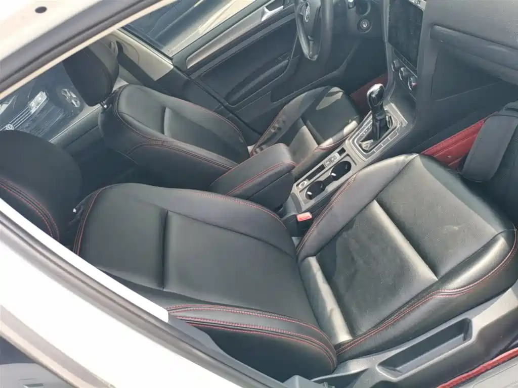 Volkswagen Golf 2014 1.6L Automatic Fashion Edition фото 25