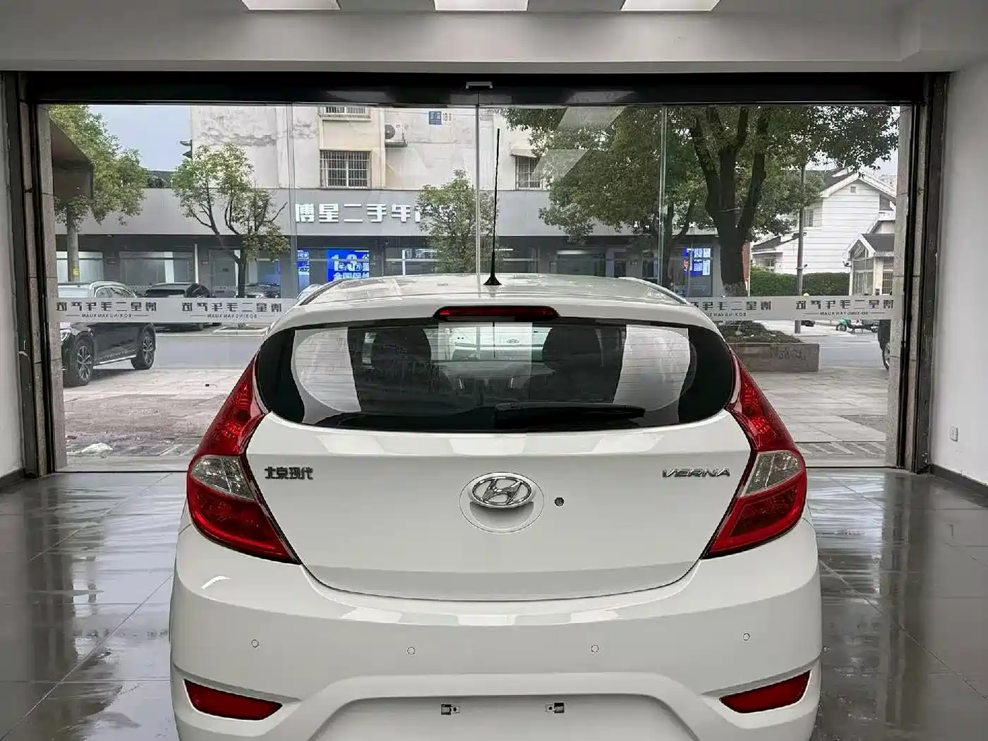 Hyundai Reina 2014 2014 Model 1.4L Automatic GLX