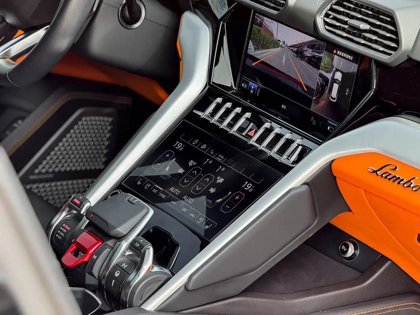 LAMBORGHINI URUS