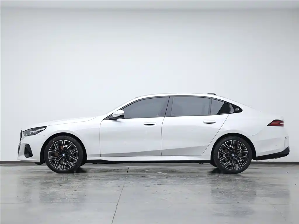 BMW 5 Series 2025 530Li Premium M Sport Package фото 5