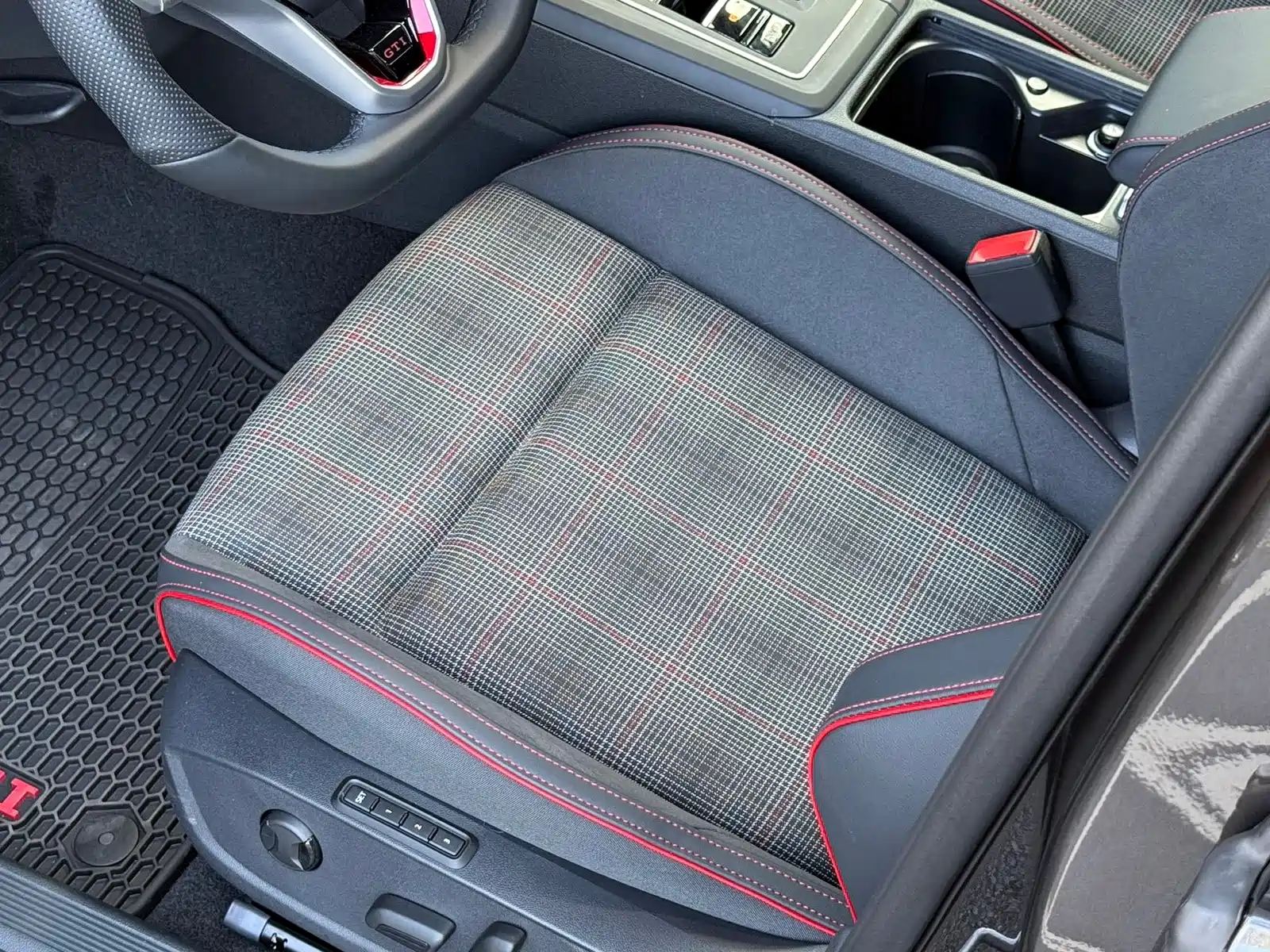 صورة 7 - Volkswagen Golf GTI