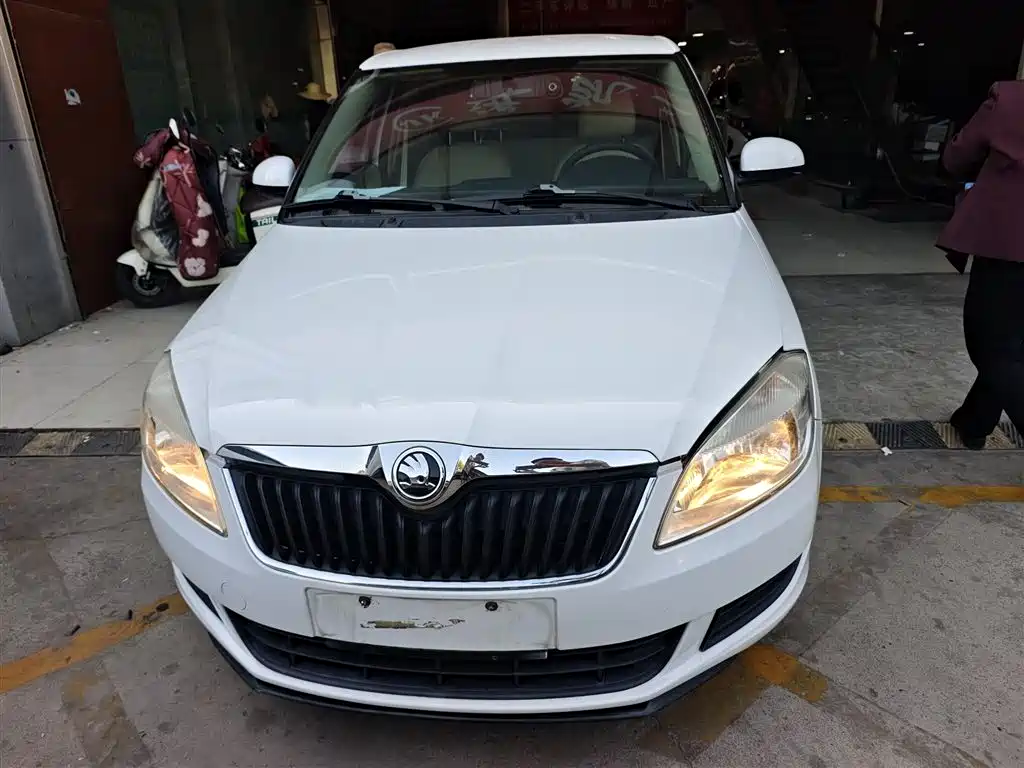 Škoda Fabia 2014 1.4L Automatic Crystal Edition фото 3