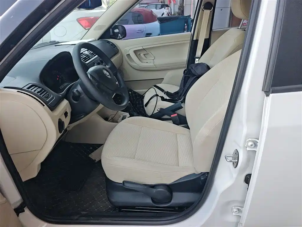 Škoda Fabia 2014 1.4L Automatic Crystal Edition фото 15