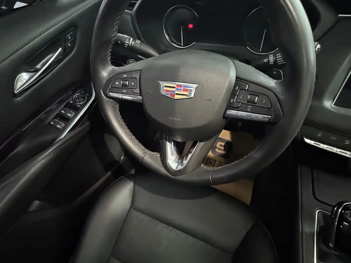 Фото 9 - Cadillac XT4