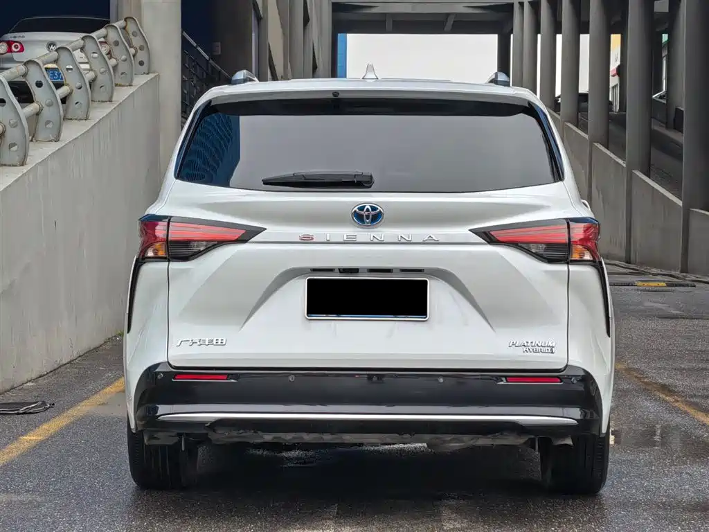 Toyota Sienna 2021 2.5L Hybrid Platinum Edition фото 4